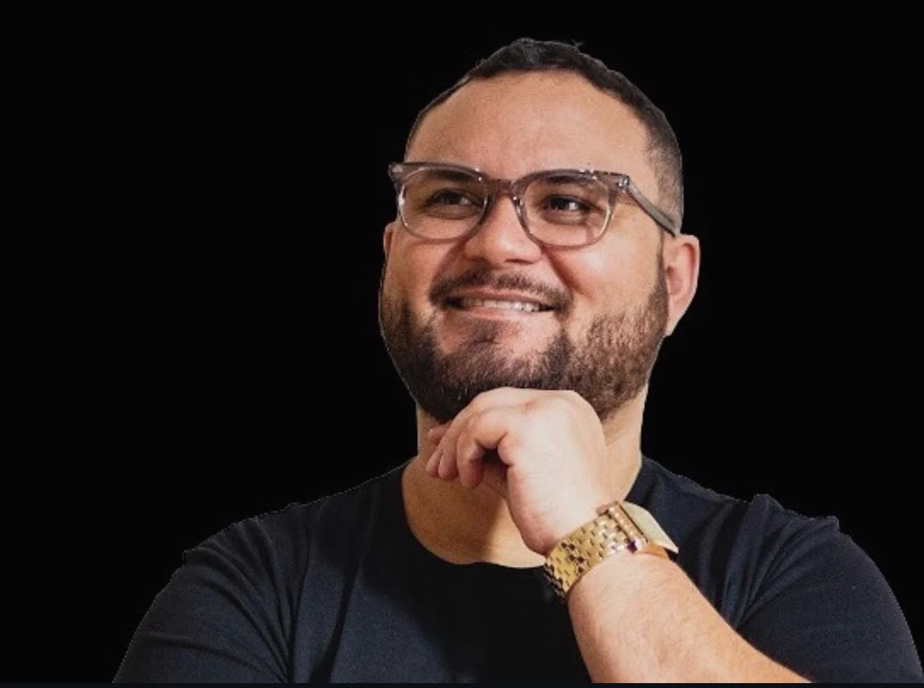 Retrato de Êrivaldo Väldomiro, criador do Método Metanoia, sorrindo com a mão apoiada no queixo